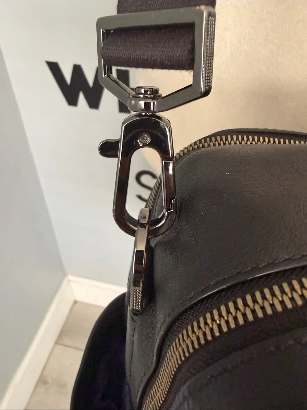 NWOT Tumi Beacon Hill Smith Jetsetter Leather Bag with Adjustable Shoulder Strap